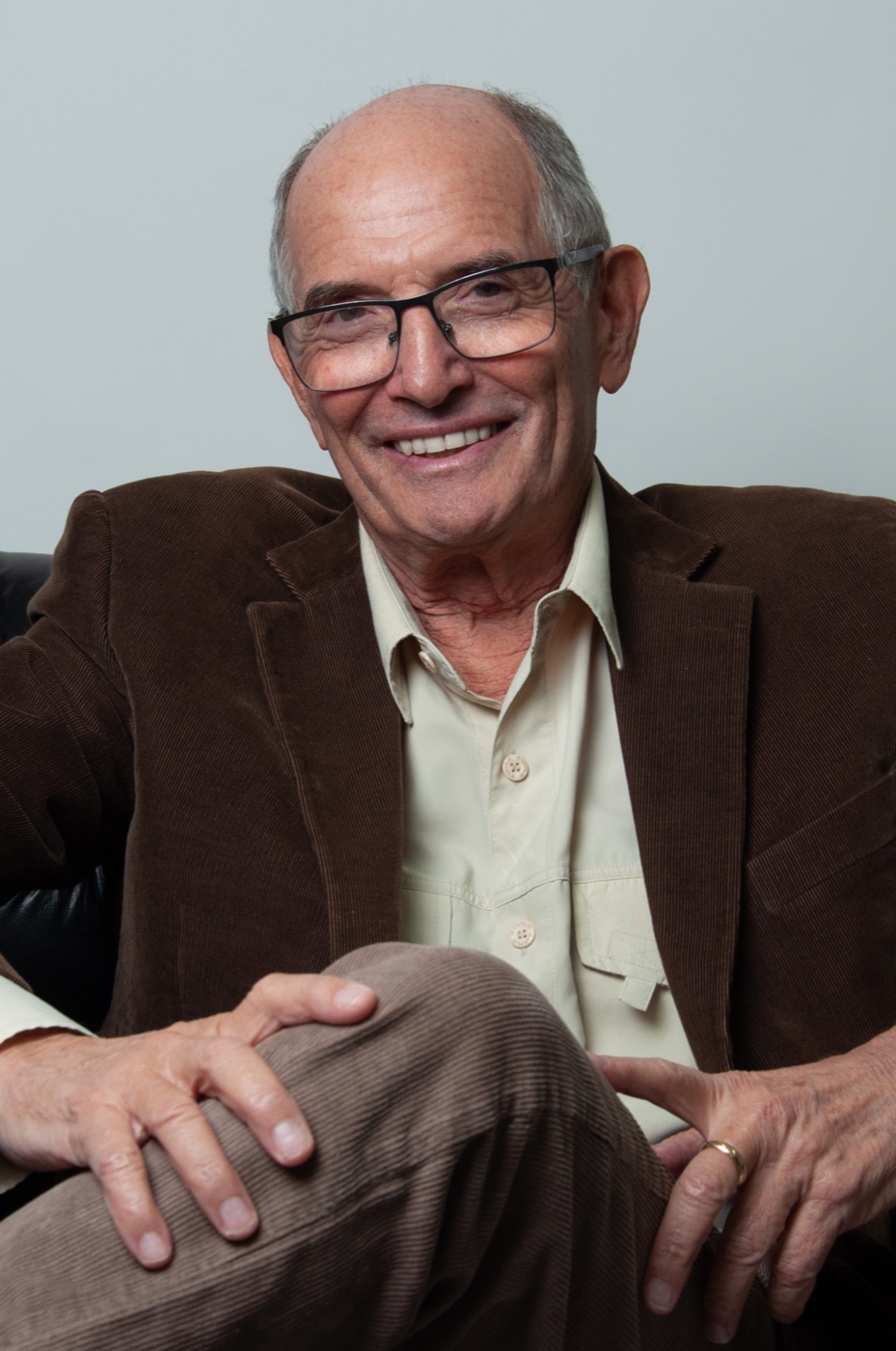 Ernesto Haberkorn sorrindo, sentado